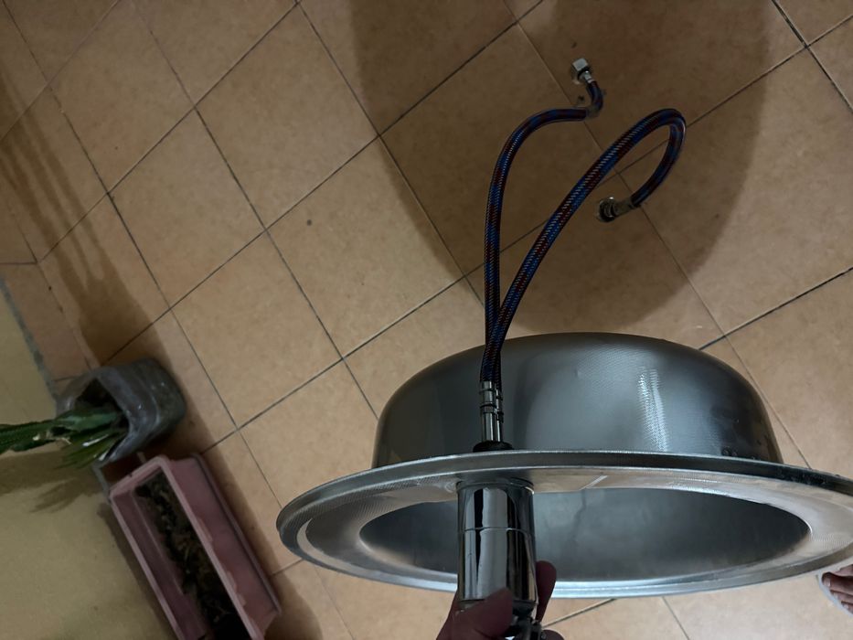 Раковина с смесителями