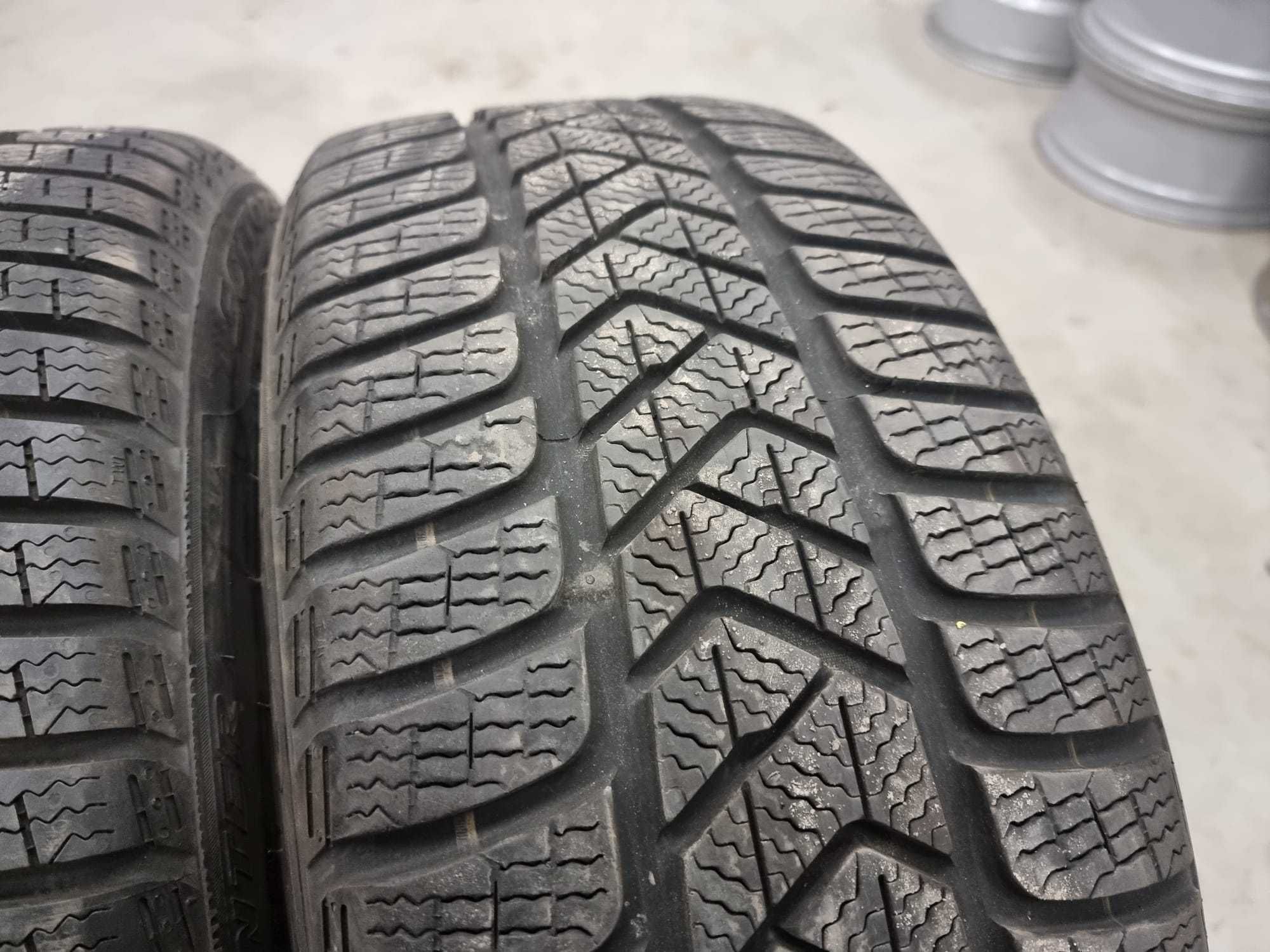 4 Anvelope de IARNA 225.40.18 'Pirelli'; stare foarte buna