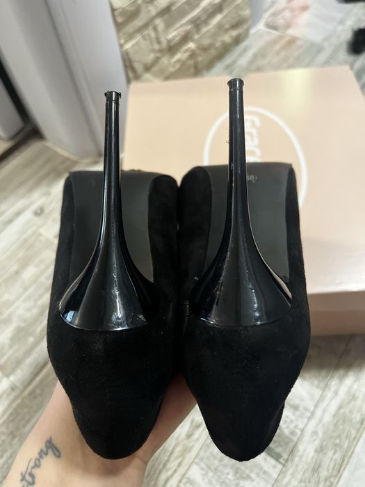 Черни велурени токчета