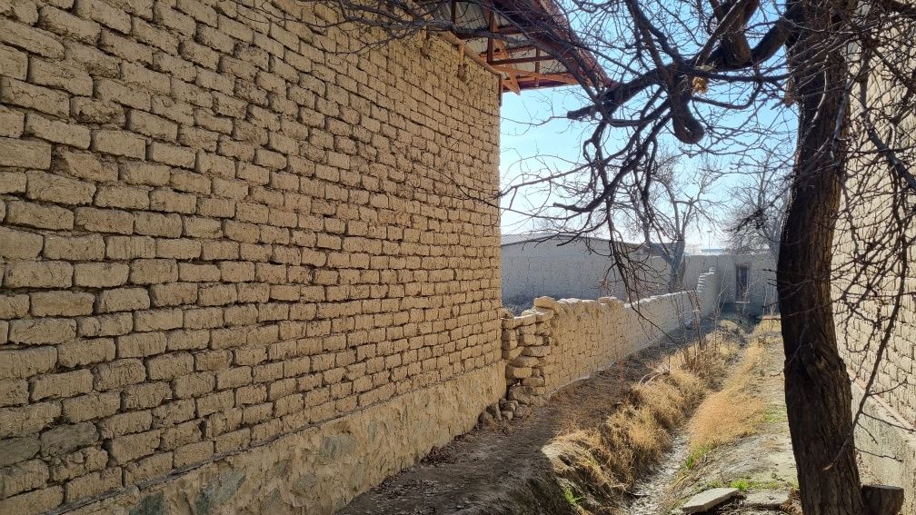 Hovli sotiladi 8 sotix