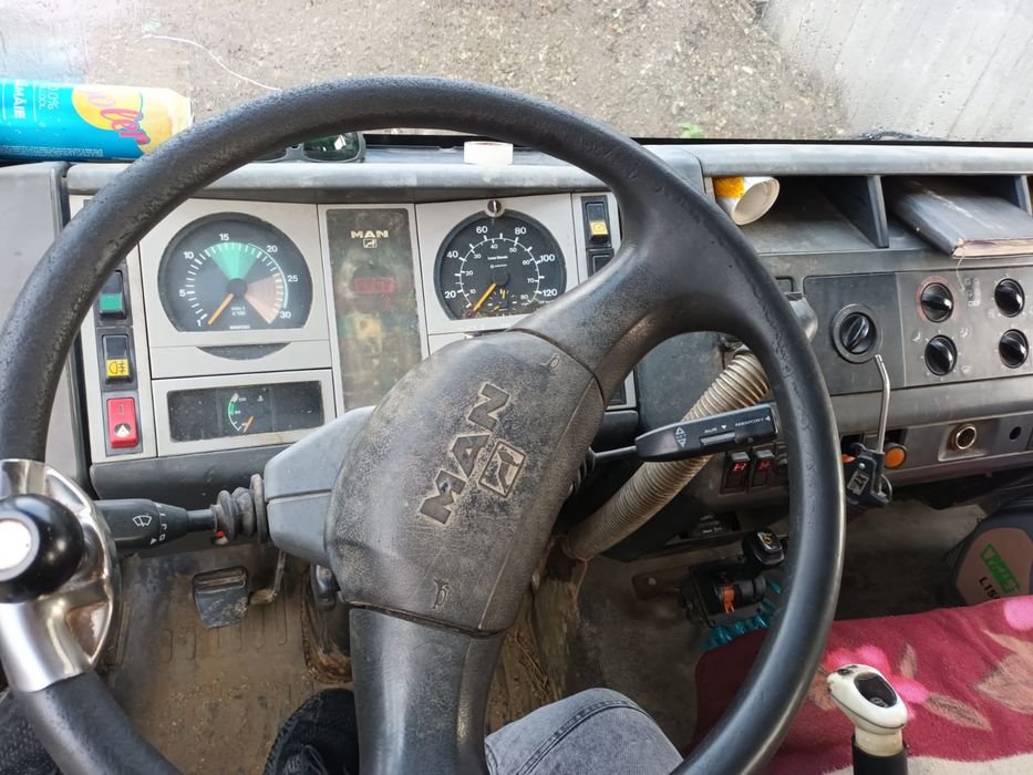 Man basculanta cu macara