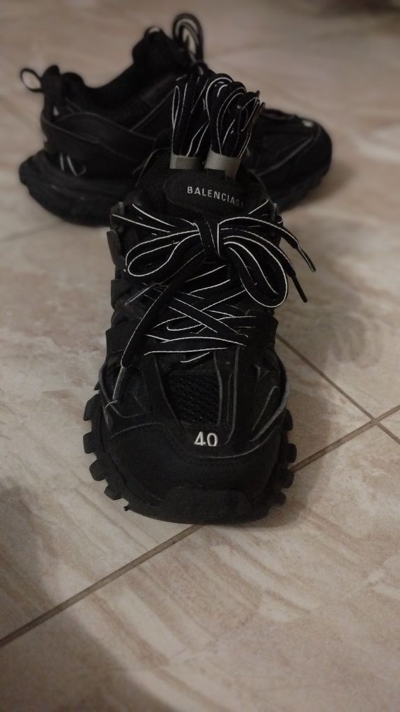 Balenciaga track с кутия и резервни връзки