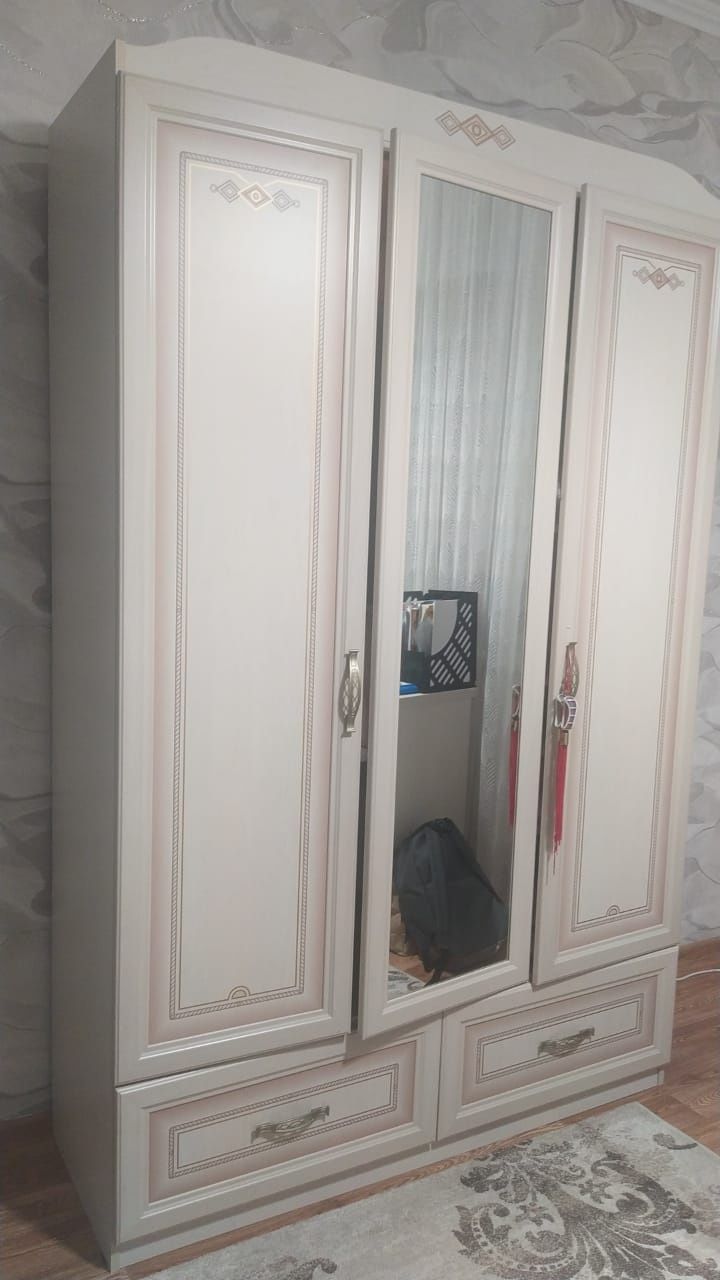 Продам шкаф почти новый