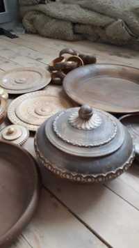 Ръчно правени дървени купи и чинии