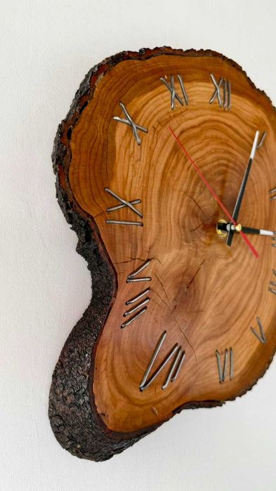 Дървен стенен часовник