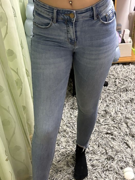 Blugi albastri Stradivarius