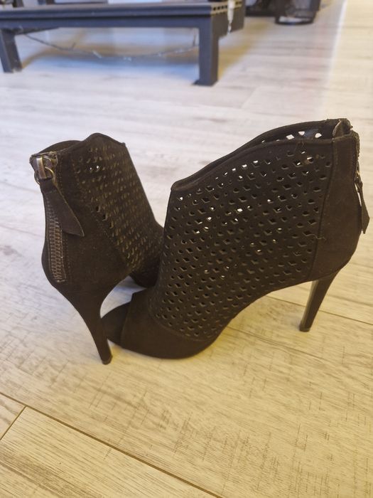 Sandale gheata perforate, piele intoarsa, negre, toc 10 - 10.5 cm,