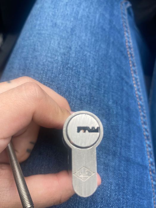 Vand Butuc usa cu 5 chei