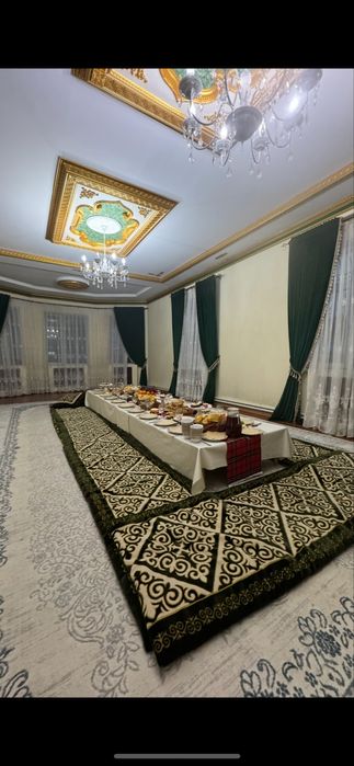Қонақ бөлмеге перделер бар
