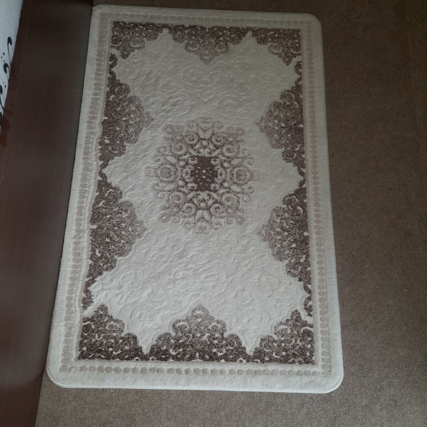 3 Carpete în stare impecabilă.Dimensiuni 102*70 cm.