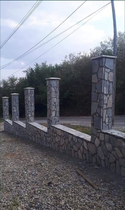 Vindem piatră și montam.