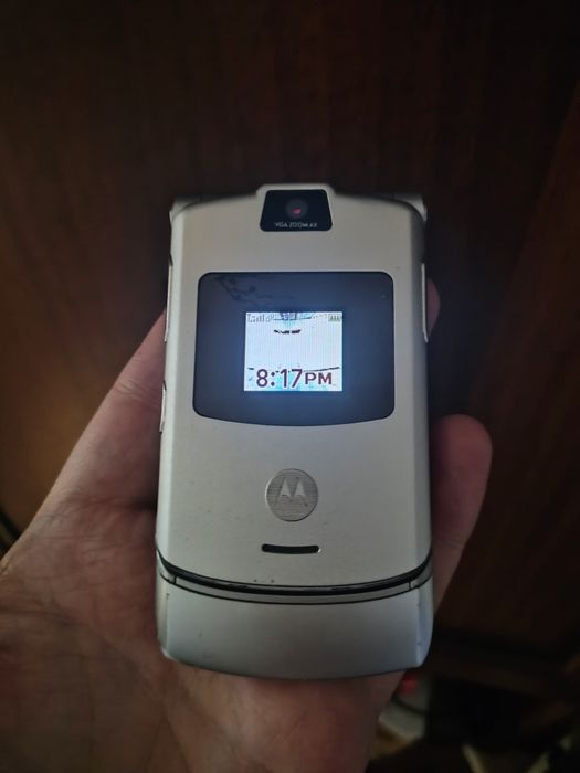 Motorola razr V3 cu accesorii originale ( orice rețea)