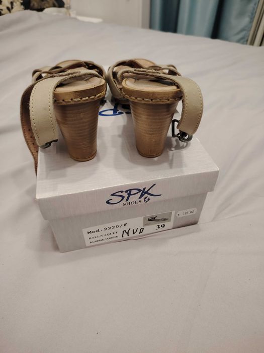 Vând sandale cu toc din piele pt dama