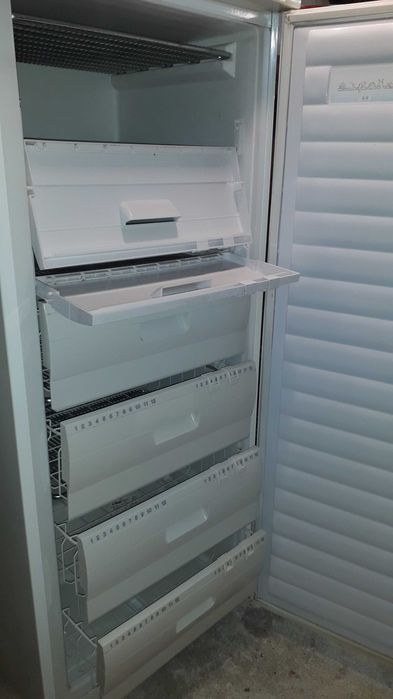 Вертикален фризер Candy