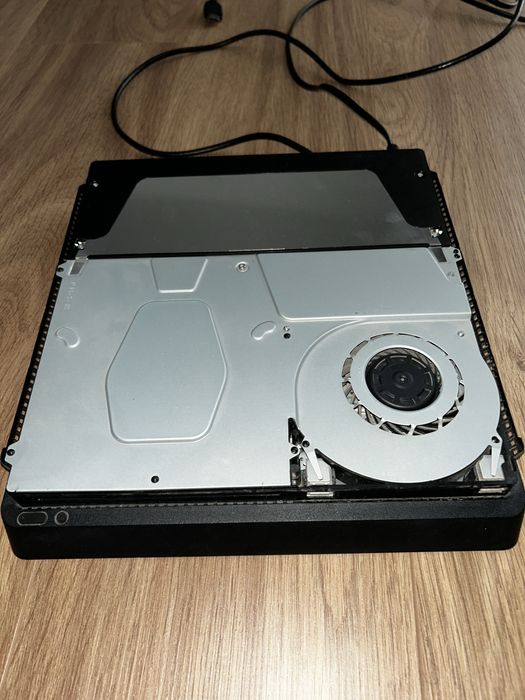 PLAYSTATION 4 incl. maneta