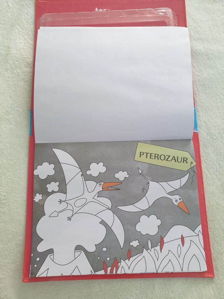 Carte pentru colorat cu dinozauri