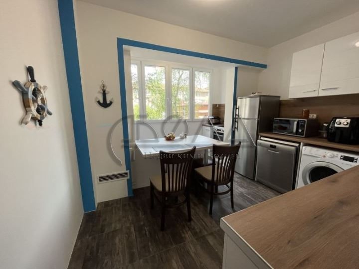 Продава се Тристаен апартамент в София, Света Троица - 85 кв.м за 2800 €/кв.м - Снимка #8