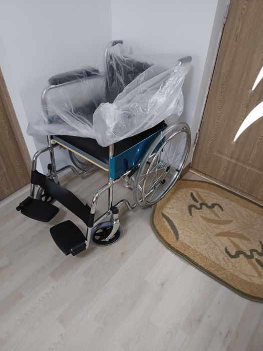 Cărucior inox in stare foarte bună de funcționare,nou,cu folie pe el