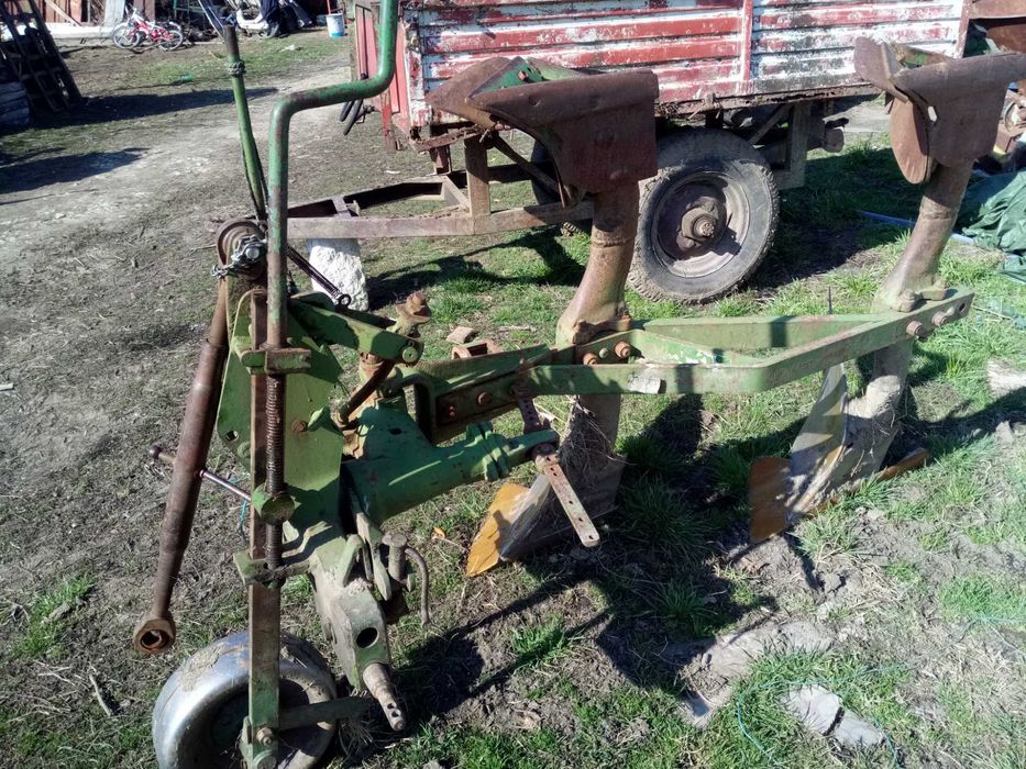 Vând o remorcă agricolă monoax și un plug reversibil cu două trupițe