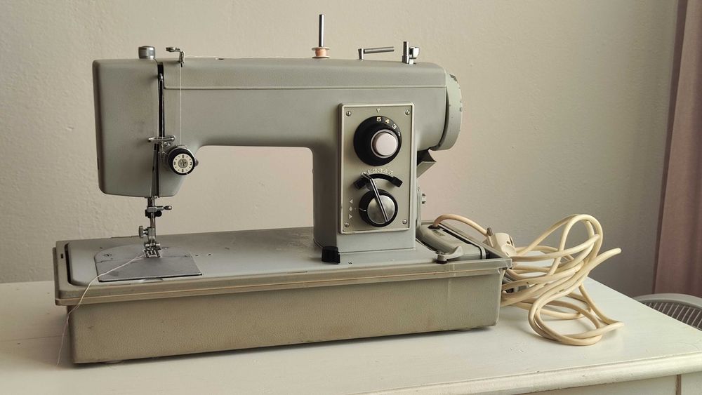Vând mașina de cusut metalic