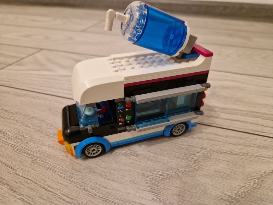 LEGO City - Penguin Slushy Van (60384) fara cutie