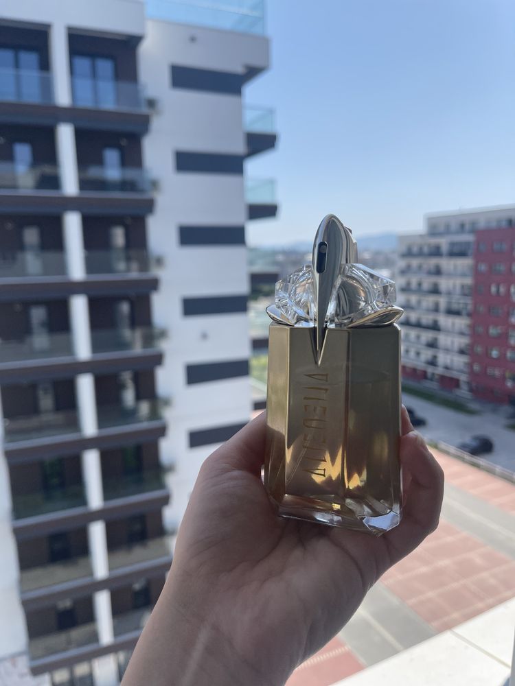 Mugler Alien Goddess si Versace Versense