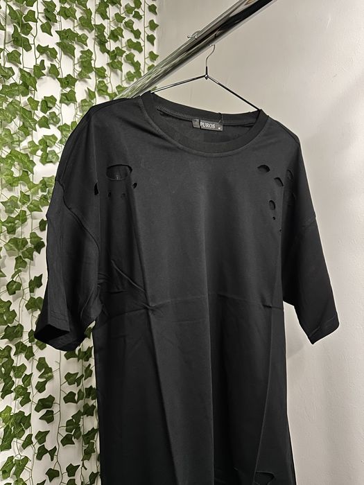 Tricouri rupte alb si negru