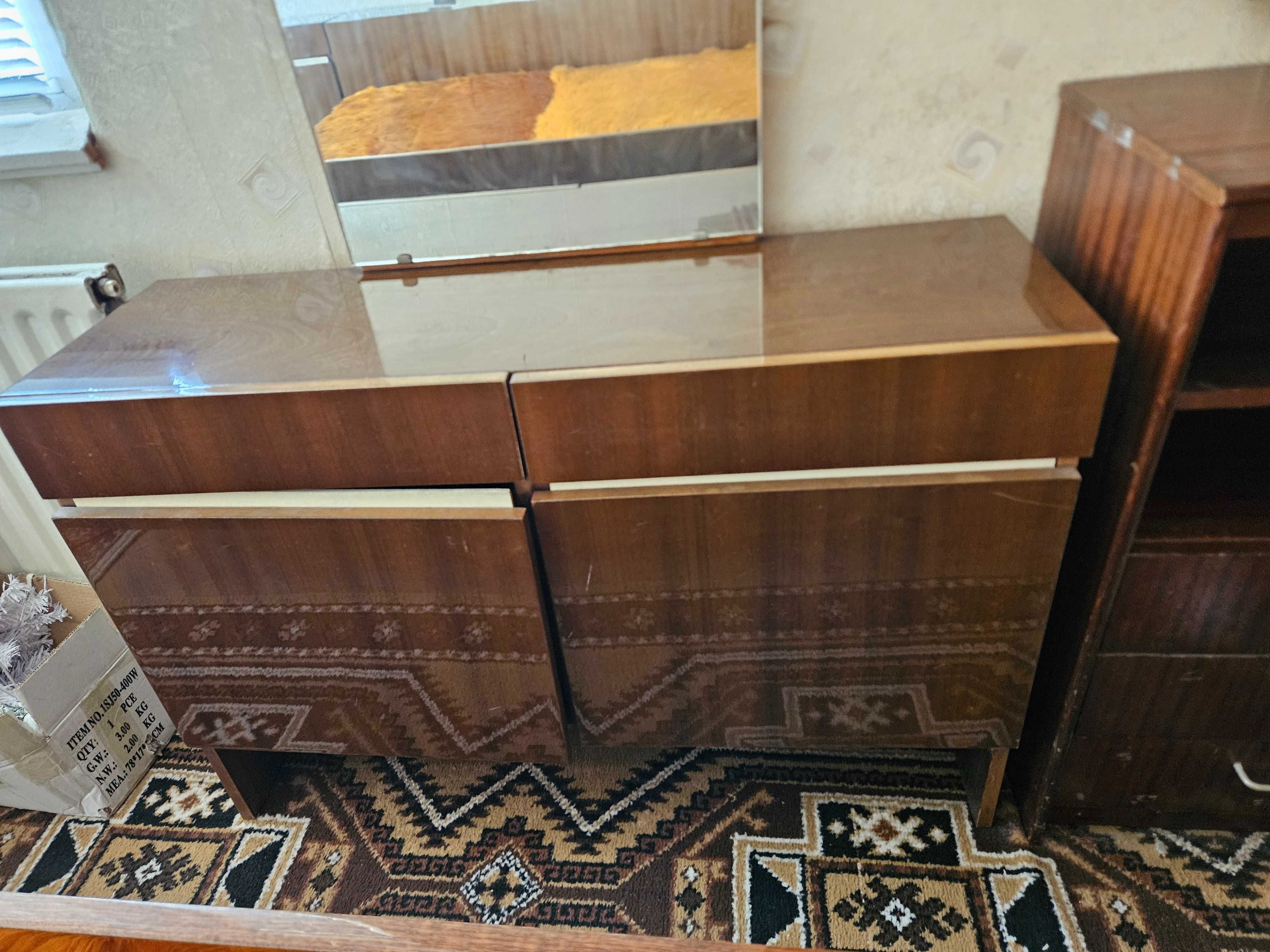 Подарявам спалня с ракла, няколко шкафчета, нов матрак