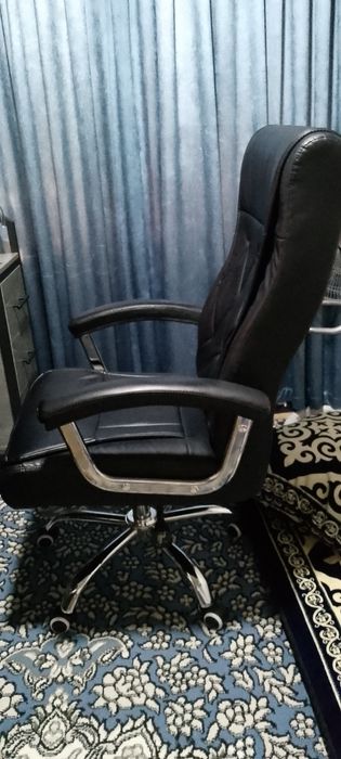 Офисное кресло ..