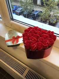 Cutie in forma de inima cu trandafiri de sapun 21 de bucati