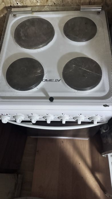 Электрическая плита в хорошем состоянии . Духовка и все блины работают