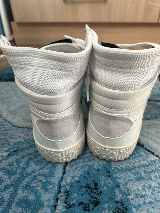 Off Whiteuri court 3.0