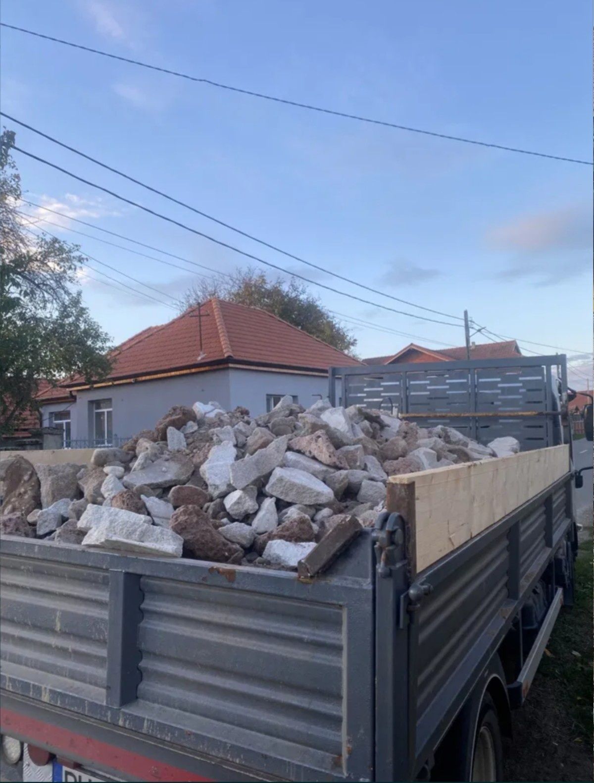 Transport : moloz , nisip , pietriș , pământ , lemne ,mobila etc