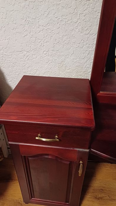 Дървена тоалетка за спалня с огледало