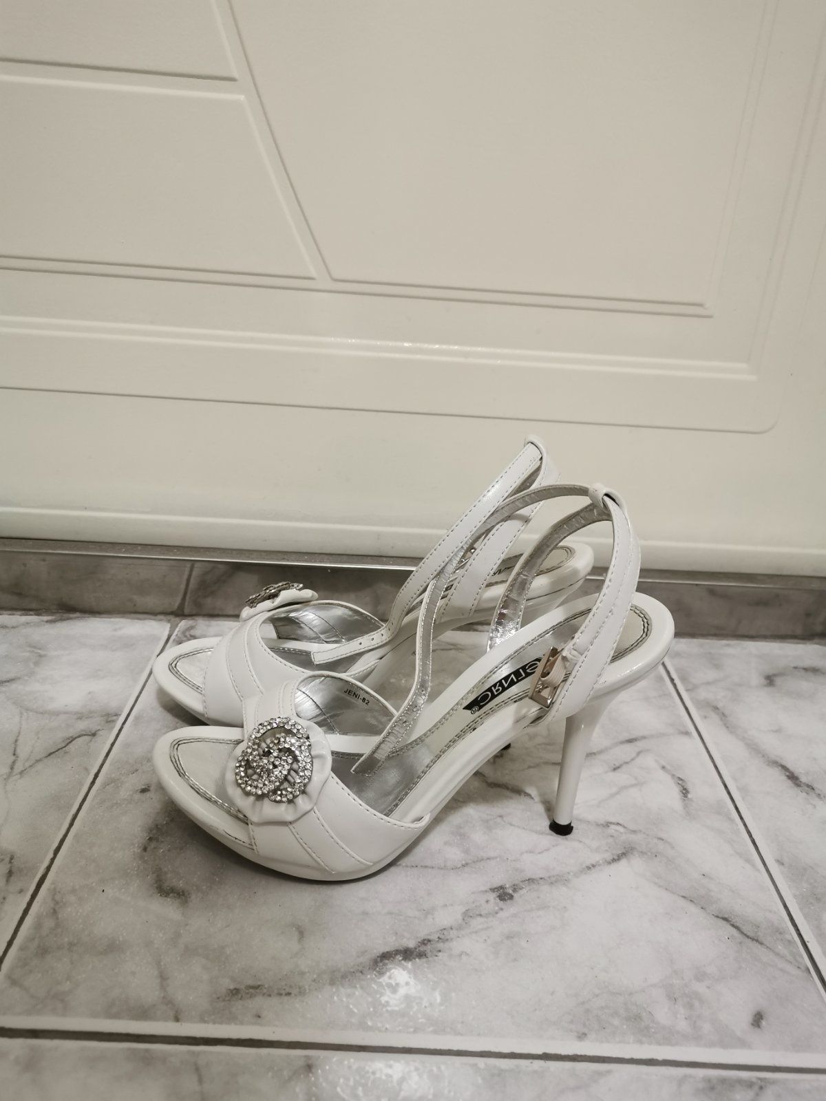 Дамски бели обувки на ток