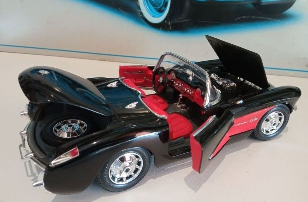 Chevrolet canuette 1957
Scara 1/18
Bburago

Pozele reflectă realitatea