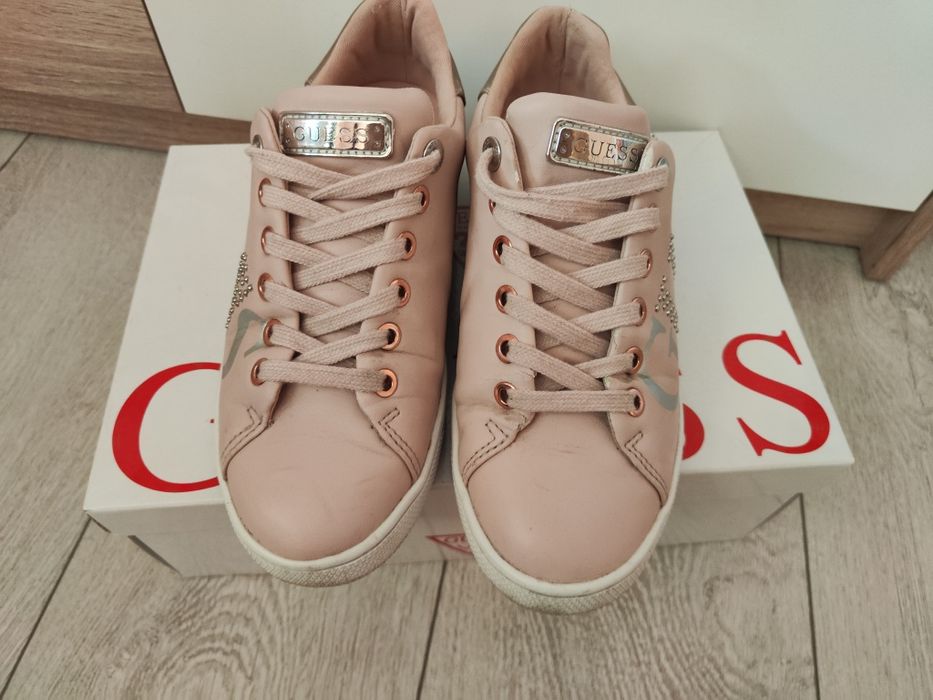 Оригинални маратонки кецове Guess В отлично състояние. 36 номер. С кут