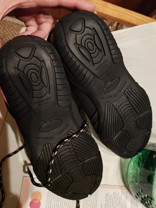 Продавам  НОВИ safety обувки.Номер 37.