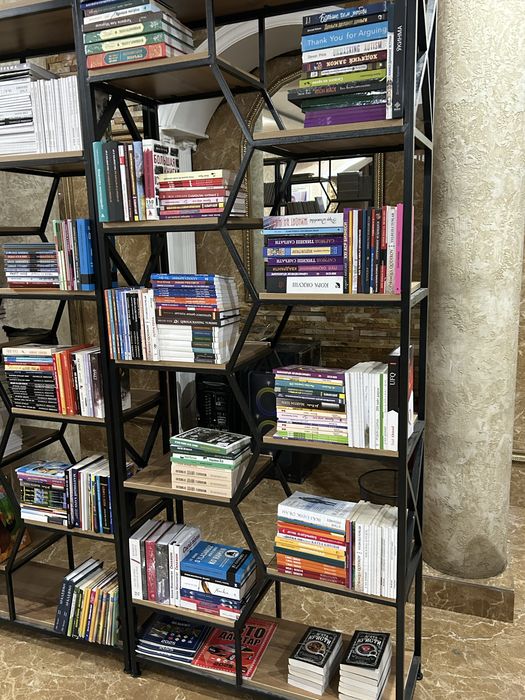 Стеллаж доя книг и цыетов