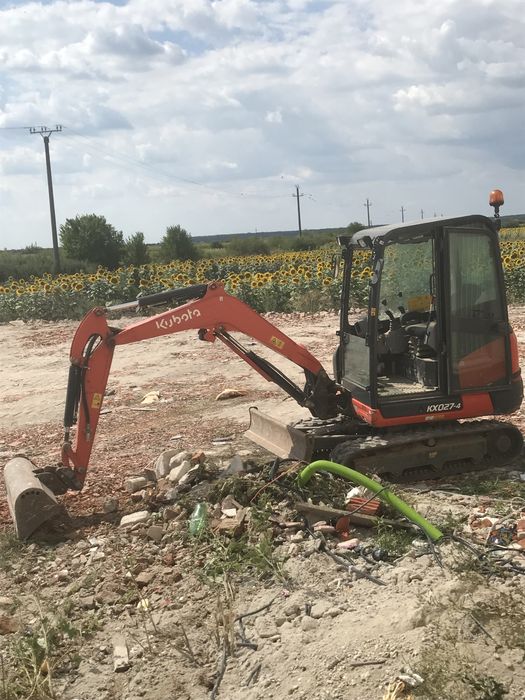 Inchiriez buldoexcavator,cilindru compactor, camion 8x4