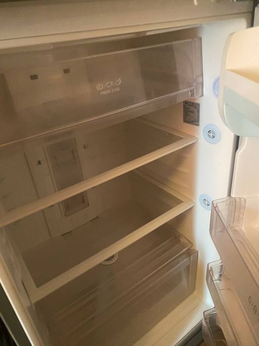 Продается холодильник Samsung в отличном состоянии всё заводское отлич