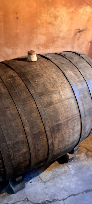Vind butoaie de stejar,300 si 700 litri pentru depozitat alcol