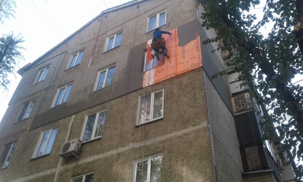 Утепление стен. Фасадные работы. Альпинисты.