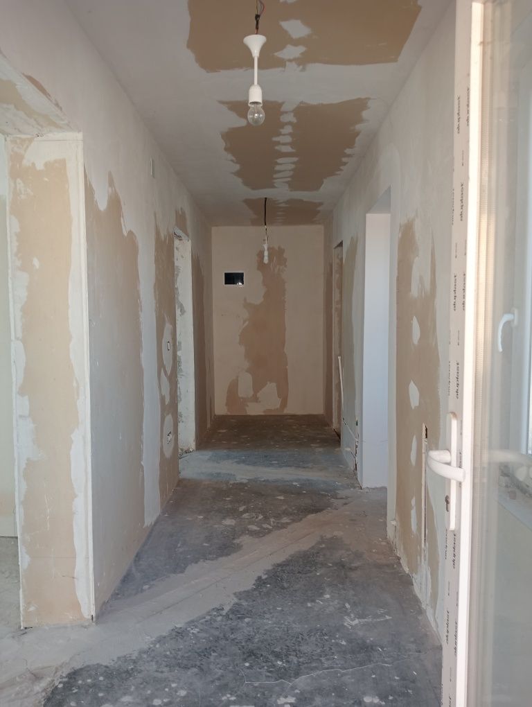 Casa cu teren de vânzare în centrul Sanmartinului