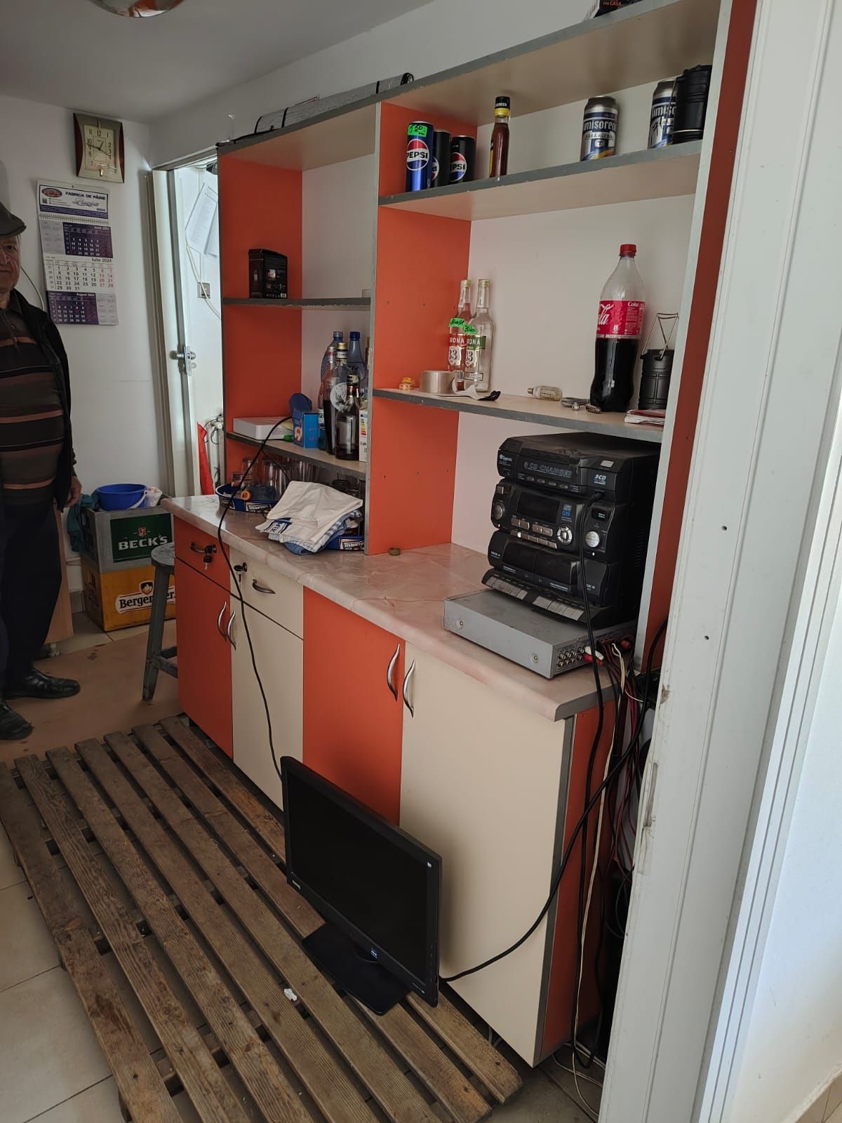 Vând rafturi expunere marfuri,Preț 1500 negociabil.
