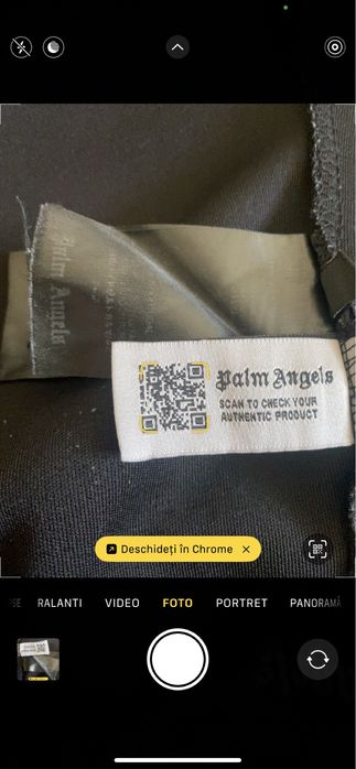 Pantalonii scurtii palm angels