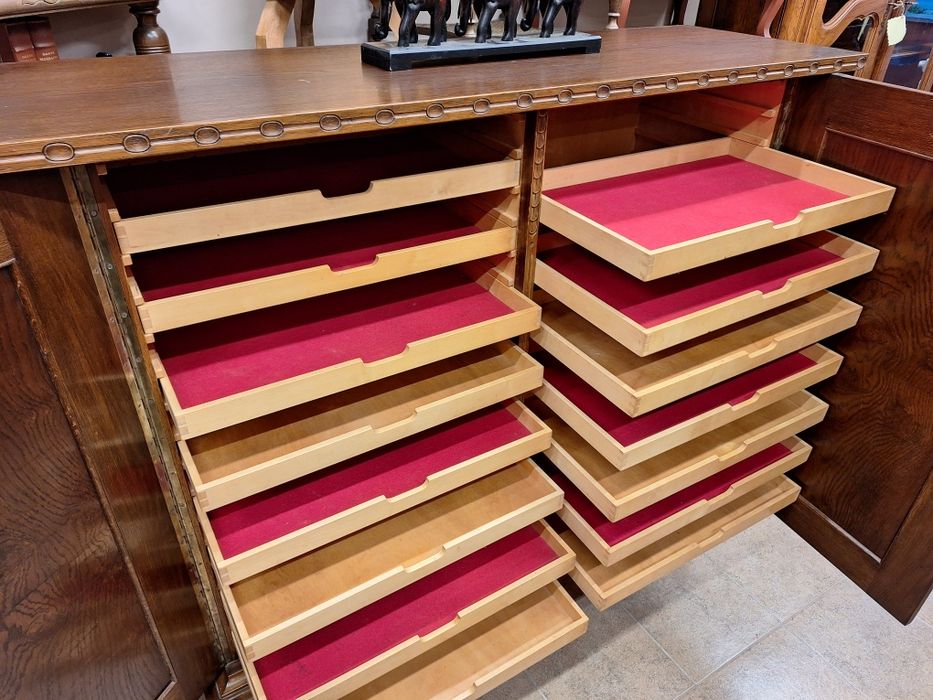 Гардероб, шкаф с богата дърворезба