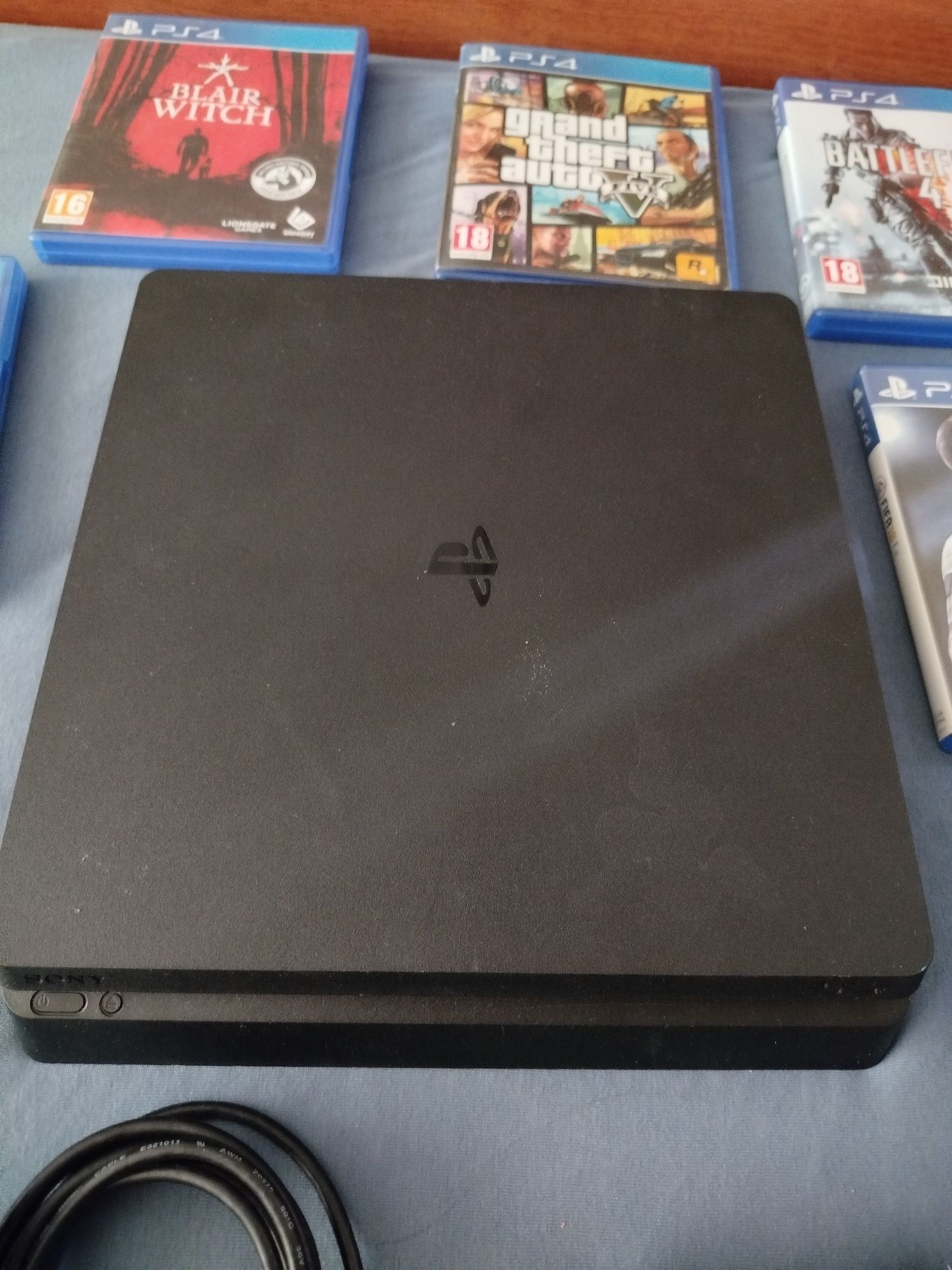 Playstation 4 Slim + joystick + 6 игри