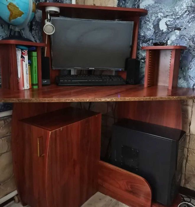 Продам компьютерный стол