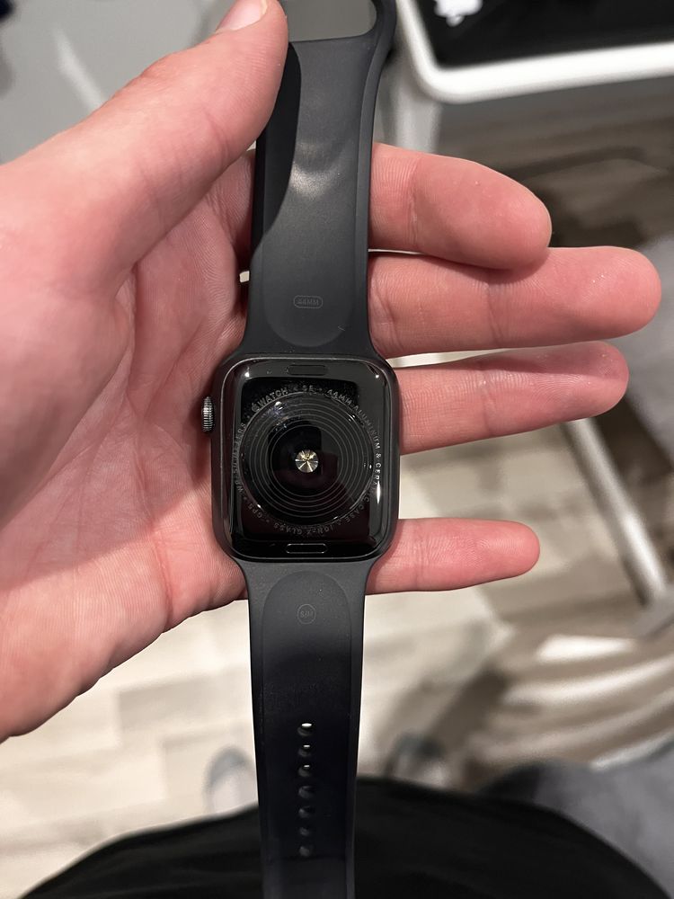 Apple watch SE 44mm използван!